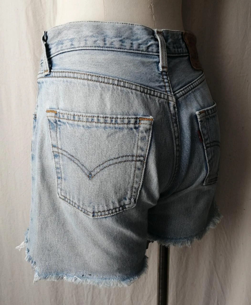 Lichte blauwe spijkerbroek met used effect en franjes "Levi's" 501 – photo 11